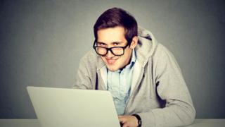 Саботажники обычно работают очень медленно. Если есть возможность, они выбирают себе самый плохой или старый компьютер