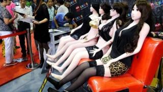 De plus en plus sophistiqués, ces accessoires de désir sont largement l'apanage, pour des raisons évidentes de coût, des pays occidentaux.