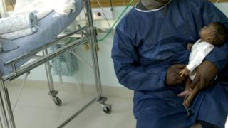 Man wey dey carri pikin for hospital