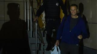 Aleksey Navalni, 30 günlük hapis cezasının ardından mahkemeden çıkarken