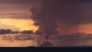 El volcán Krakatoa en erupción