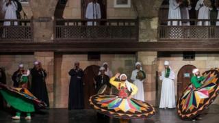 ግብጻውያን ንባህላዊ ሳዕሳዕቲ ታናዉራ ኣብ ቅንያት ጾመ ሮሞዳን'ዩ ዝጻወትዎ፡ 22 ግንቦት 2018 ኣብ ካይሮ ባህላዊ ሳዕስዒት ታናውራ ኣብ ኢል ግሁሪ