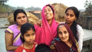 विद्याभूषण तिवारी की पत्नी और दूसरे परिजन