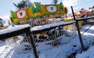 Carrusel con nieve encima