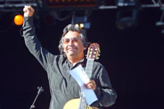Ángel Parra con el puño en alto tras cantar durante el festival Fete de l"Humanite en La Courneuve, cerca de Paris, el 14 de septiembre de 2003.