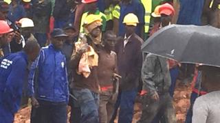 Amukozi akuwe mu kirombe ajyanywe na bagenzi be kwa muganga