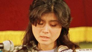 1988年的金贤姬在韩国汉城的一个记者会上承认放置炸弹