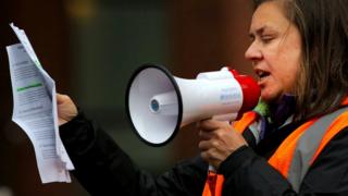 Сотрудница Google выступает на акции в защиту прав женщин, работающих в компании, 1 ноября 2018 г.