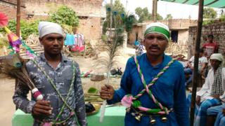 धर्मेंद्र के फुफेरे भाई मनोज राजवंशी (दाएं) मुहर्रम के दौरान पैकार बनते हैं