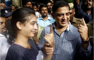 కుమార్తెతో కలిసి ఓటు వేసి వస్తున్న కమల్ హాసన్