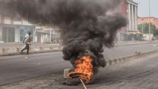 Pneus brûlés et barricades érigées dans les rues de Cadjehoun, le quartier de l'ancien président du Bénin, Thomas Yayi Boni, à Cotonou