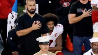 Colin Kaepernick sentado