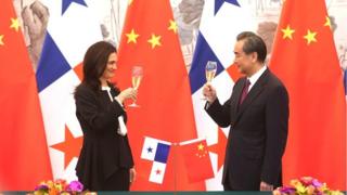 Panama Dışişleri Bakanı Isabel Saint Malo de Alvarado ve Çin Dışişleri Bakanı Wang Yi