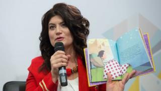 Лариса Денисенко з книжкою "Майя та її мами"