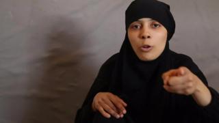 Debieron acostrumbrarse a asesinatos y torturas hasta que lograron escapar de Raqa. Algunas de las mujeres de combatientes de EI hablaron con la BBC sobre su experiencia.