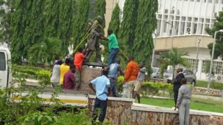 ইউনিভার্সিটি অব গানার চত্বর থেকে গান্ধীর মূর্তি সরিয়ে ফেলা হচ্ছে, বুধবার ১২/১২/২০১৮