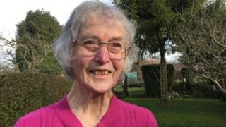 Janet Osborne espère pouvoir continuer à jardiner si sa perte de vision est stoppée.