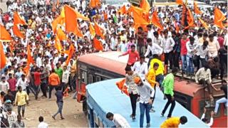 संतप्त जमावानं वाहनांची तोडफोड केली.