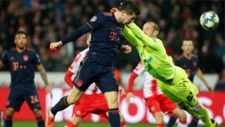 Robert Lewandowski yinjiza igitego cye cya kane muri uwo mukino