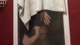 Amatör jimnastikçi, dışkıyı almak için girdiği iki camın arasında mahsur kaldı