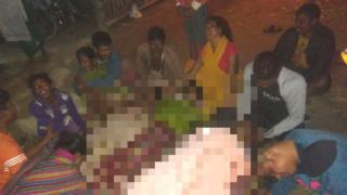 परिजनों के शवों के साथ शोककुल परिजन