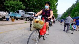Se ve a una mujer con una máscara como parte de las medidas de precaución contra la propagación del COVID-19 el 20 de junio de 2020 en Beijing, China.