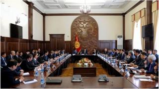 Кыргыз өкмөтүнүн жаңы курамында башкаруучулук тажрыйбасы жок адамдар бар деп парламентте көп сынга алынды