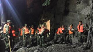 Çinli askerler enkaz altında kalanlar arıyor