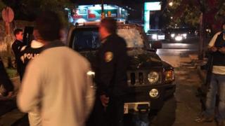 Polícia examina Hummer atacado