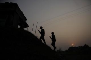Солдаты индийских пограничных сил безопасности патрулируют возле индийско-пакистанской международной пограничной зоны у поста Гахриал в секторе Ахноор, примерно в 48 километрах от Джамму, Индия, в субботу, 1 октября 2016 года. В