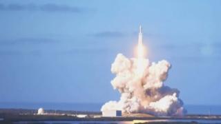 Tên lửa Falcon Heavy rời bệ phóng