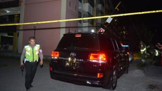 Kendaraan Kapolda Jawa Timur Irjen Machfud Arifin memasuki lokasi ledakan di Rusunawa Wonocolo, Taman, Sepanjang, Sidoarjo, Jawa Timur, Minggu (13/5) malam.