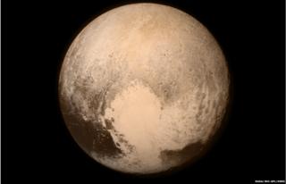 Это изображение Плутона было получено во вторник и было передано непосредственно перед пролетом