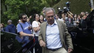 Paulo Guedes caminha com jornalistas no plano de fundo