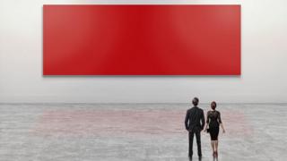 Pareja mirando un cuadro rojo