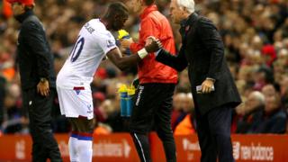 Le congolais Yannick Bolasie célèbre son but avec son coach, Alan Pardew.