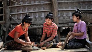 ဂျပန်ဆံထောက် နောက်ကောက် ဆံပင်ပုံစံနဲ့ ရေပုတ်ကြီးရွာသူ အပျိုချောများ