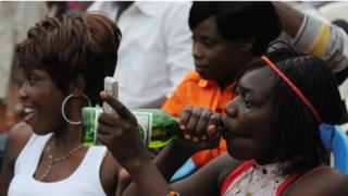 Woman dey jolly with beer