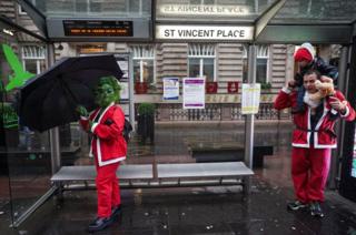 in_pictures Santas at the bus stop