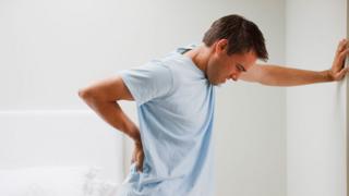 Un hombre con dolor de espalda