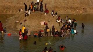 Al'ummar Kisangani a Jamhuriyar Dimokradiyyar Congo, sun koma dibar ruwa a rafi da rijiya saboda yankewar wutar lantarki da ruwan sha kwana da kwanaki
