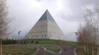 Здание пирамидальной формы, спроектированное Норманом Фостером, стоит в столице Казахстана Астане