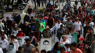Марш в Мехико в июне, посвященный 33-му месяцу после исчезновения 43 студентов