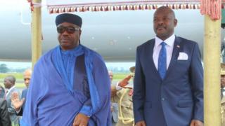 Prezida Pierre Nkurunziza (i buryo) yasanganiye Ali Bongo ku kibuga c'indege ca Bujumbura