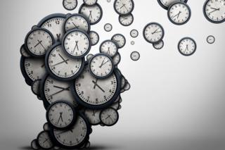 Forma de cabeza humana hecha con relojes