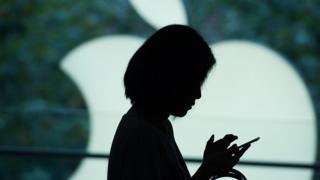 Mujer usando iPhone