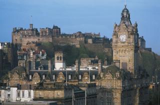 A view of the old town with the castle in the background, Edinburgh (UNESCO World Heritage List, 1995), Scotland, United Kingdom. (Photo by DeAgostini/Getty Images)