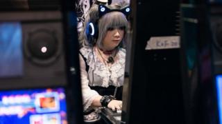 Una joven jugando a un videojuego en Hong Kong
