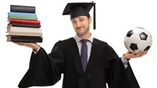 Estudiante con libros y un balón
