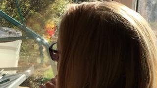 Annie de perfil